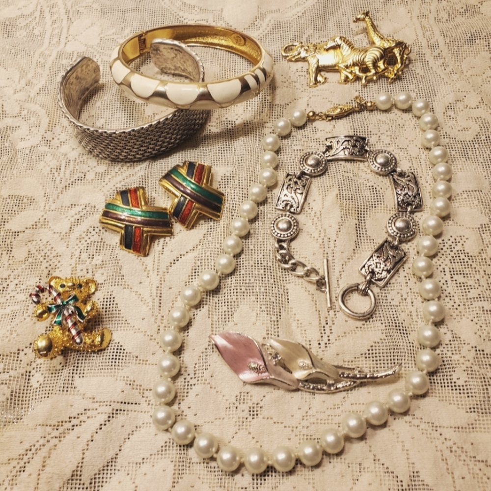 8 pc lot Vintage 90s Gold Premiere Collection Jewelry Brooch Pearl Bracelet y2k